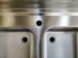 Spültisch aus Edelstahl zwei Becken Mitte 140 x 70