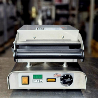 Sandwicheisen mit Digitaltimer 2,2 kW B-Ware