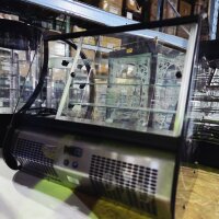 Neumärker Kühlvitrine "Vela" Ausführung mit Luftbefeuchtung. Perfekt für Schokolade und Patisserieprodukte B-Ware