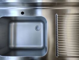 Spültisch aus Edelstahl zwei Becken Mitte 120 x 70