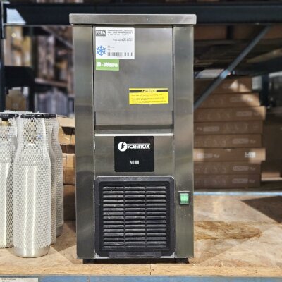 Eiswürfelmaschine Luftkühlung 25kg / 24Std Behälterkapazität: 6 kg 320x510x660 mm B-Ware