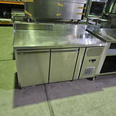 A&S Gastro Edelstahl Kühltisch VIP mit 2 Türen und Aufkantung Refurbished